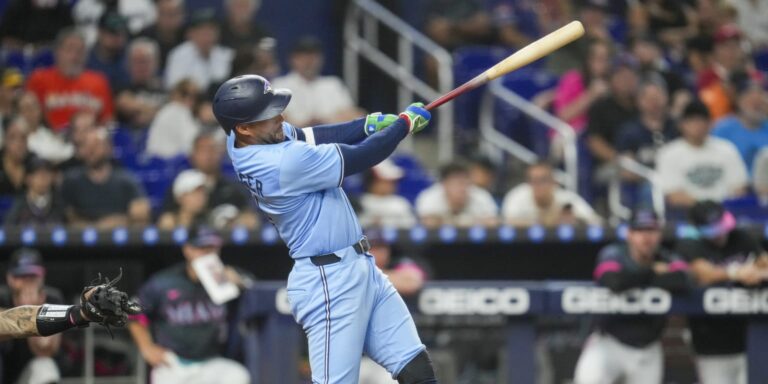 noticia-mlb-Bichette-pega-cuatro-hits-e-impulsa-la-ganadora-en