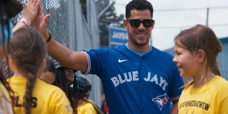 noticia-mlb-Con-Clemente-como-su-norte-Berrios-mantiene-vivo-1-1