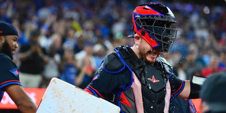 noticia-mlb-El-primer-robo-de-Kirk-desata-la-locura