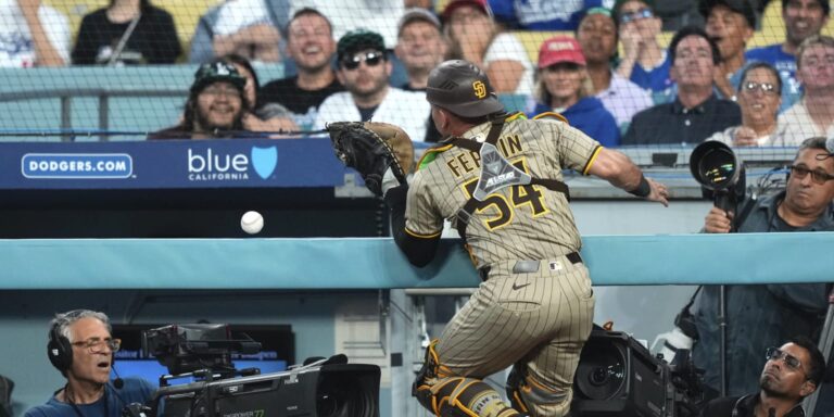 noticia-mlb-Fermin-se-golpeo-a-toda-velocidad-contra-la-barand