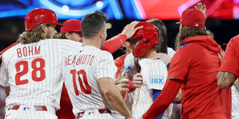 noticia-mlb-Hit-de-oro-de-Turner-lleva-a-los-Filis-a-su-3ra-vi