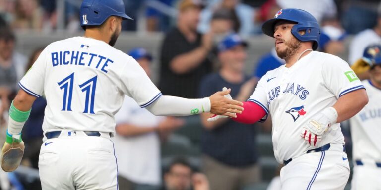 noticia-mlb-Kirk-aporta-poder-y-defensa-estelar-en-Azulejos-