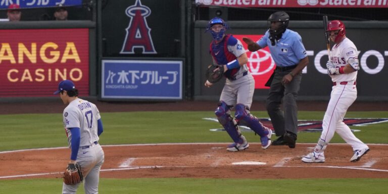 noticia-mlb-Ohtani-poncho-a-Trout-dos-veces-en-su-primer-duelo