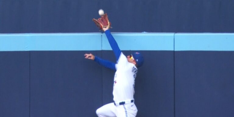 noticia-mlb-Straw-recibe-a-Chourio-con-un-ATRAPADN-para-robarl