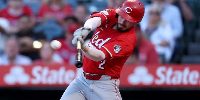noticia-mlb-Un-dominante-Singer-Lux-HR-guian-a-Rojos-en-Ana