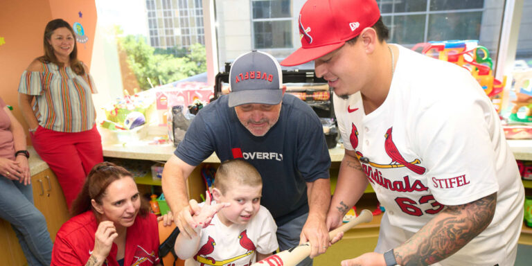 noticia-mlb-Yohel-Pozo-realiza-visita-especial-a-hospital-infa