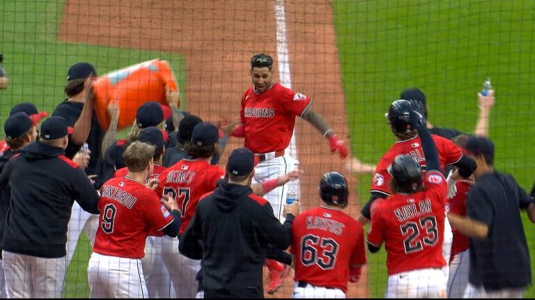 Brayan-Rocchio-define-con-jonron-de-tres-carreras-