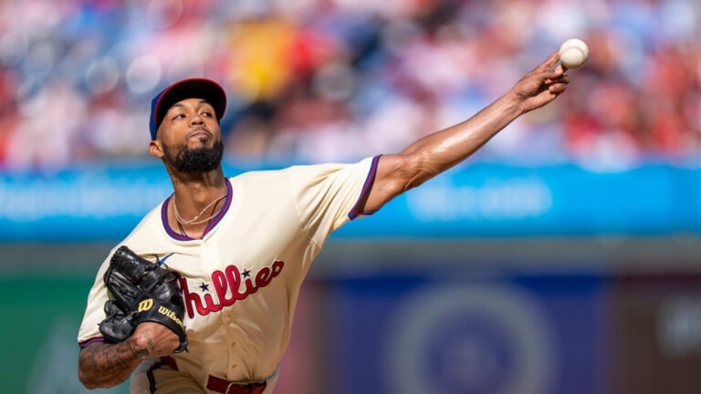 Cristopher-Sanchez-poncha-a-8-lanzando-en-blanco-