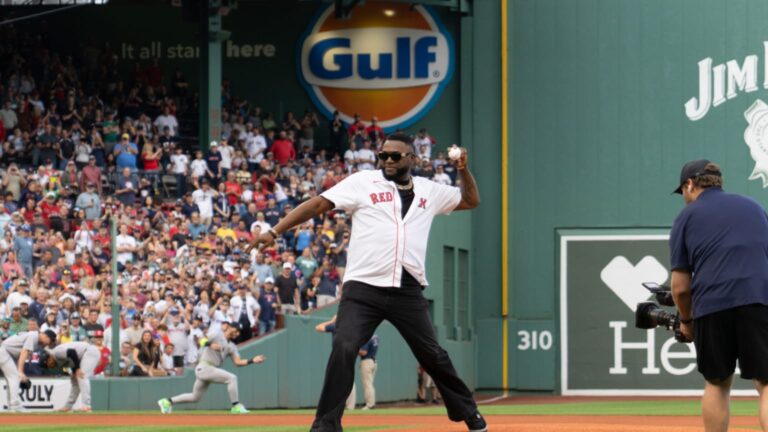 David-Ortiz-lanza-la-primera-bola-Fenway-13092025