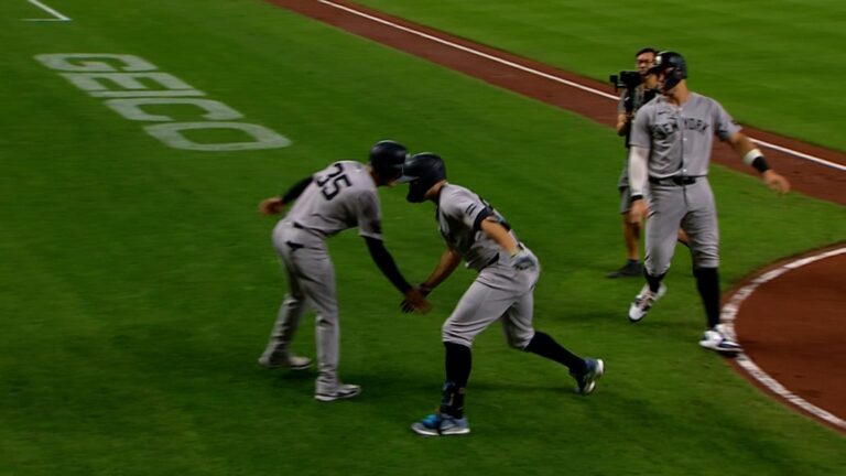 Giancarlo-Stanton-empuja-tres-con-jonron-en-el-1ro