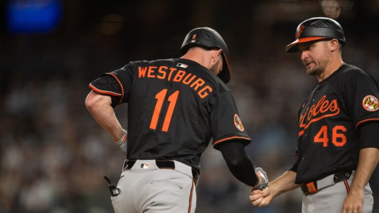 Jordan-Westburg-pega-jonron-de-tres-carreras-2609