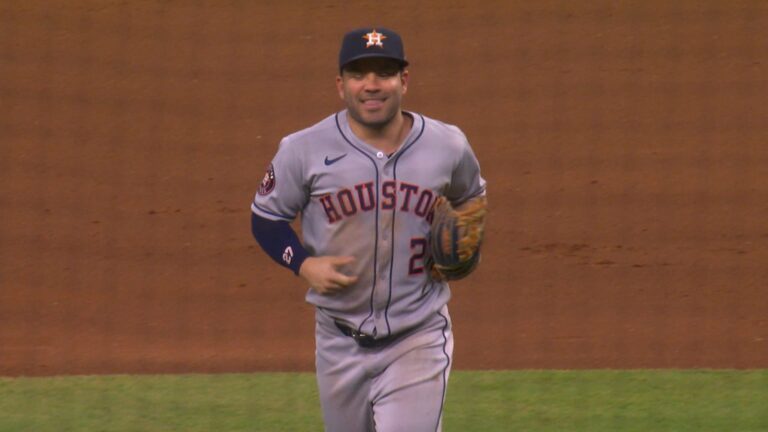 Jose-Altuve-hace-una-gran-atrapada-12092025