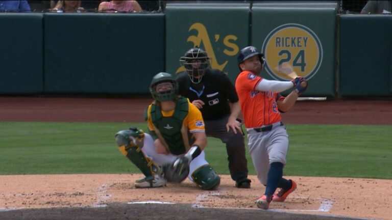 Jose-Altuve-pega-doble-remolcador-en-la-2da-25092