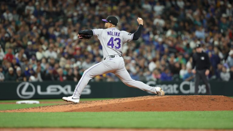 Molina-escapa-de-la-amenza-de-las-bases-llenas-25