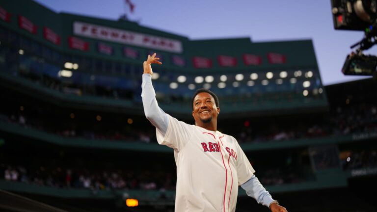 Pedro-Martinez-hace-el-pitcheo-ceremonial-1209202