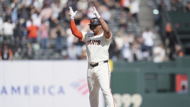 Rafael-Devers-empuja-dos-con-doble-en-el-8vo-1009