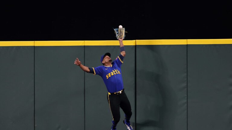 Rodriguez-se-luce-con-atrapada-en-la-3era-entrada-