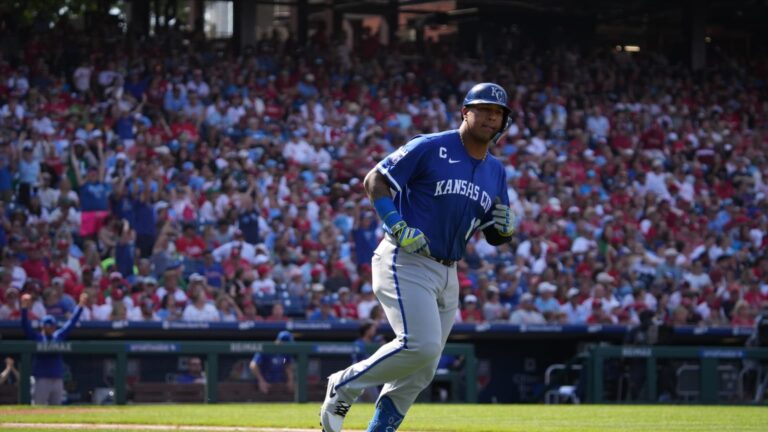 Salvador-Perez-pega-jonron-de-tres-rayas-14092025