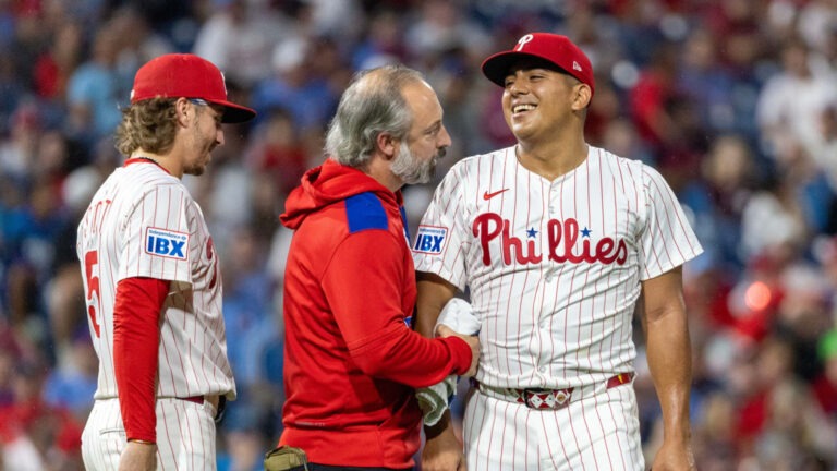 Suarez-es-impactado-por-una-linea-y-sale-del-juego