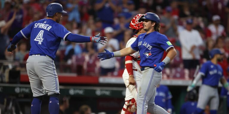 noticia-mlb-Azulejos-remontaron-con-5-HR-y-18-hits-para-ganarl