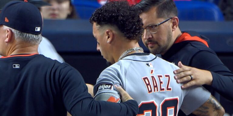 noticia-mlb-Baez-sale-de-juego-tras-pegar-un-foul-que-lo-golpe