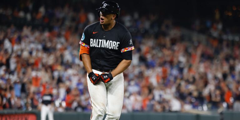 noticia-mlb-Basallo-pega-su-primer-jonron-de-oro-en-victoria-d