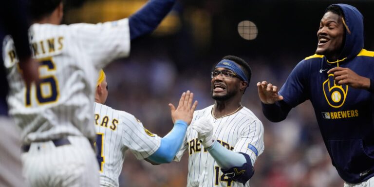 noticia-mlb-Cerveceros-celebran-pase-a-playoffs-dejando-en-el-