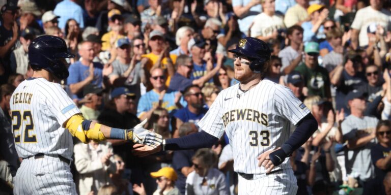 noticia-mlb-Cerveceros-remontan-para-imponer-record-de-97-vict