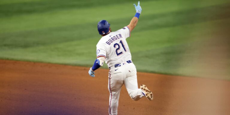 noticia-mlb-Con-2-HR-de-Burger-Rangers-barren-a-Cerveceros-y-