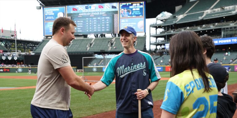 noticia-mlb-En-un-encuentro-especial-Raleigh-agradece-al-fan-