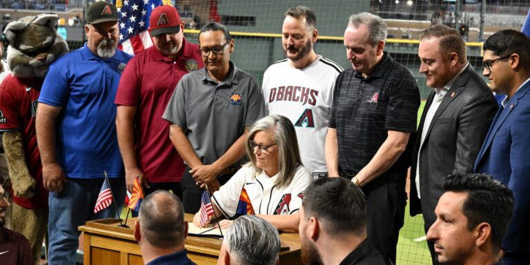 noticia-mlb-Gobernadora-de-Arizona-firma-proyecto-de-ley-para-