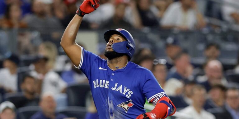noticia-mlb-Noche-de-4-hits-de-Vladdy-impulsa-paliza-de-Azulej