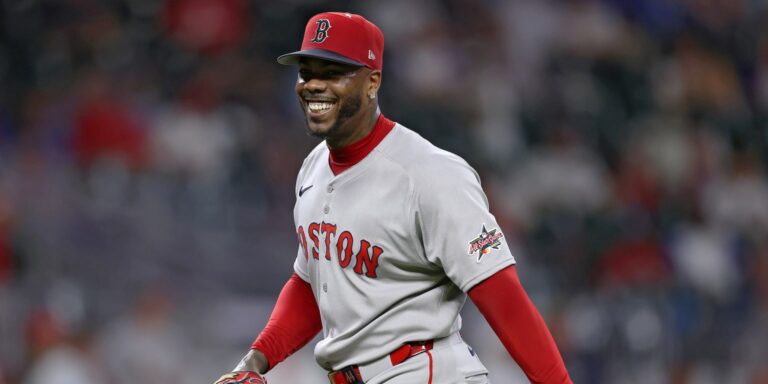 noticia-mlb-Oficial-Aroldis-firma-extension-con-los-Medias-Ro