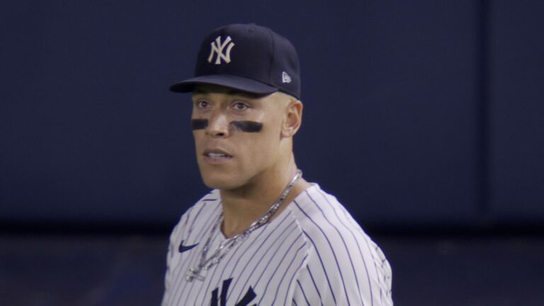 Aaron-Judge-atrapa-la-pelota-lanzandose-07102025