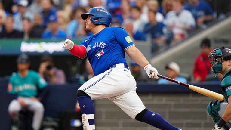 Alejandro-Kirk-pega-hit-remolcador-en-la-1ra-1310