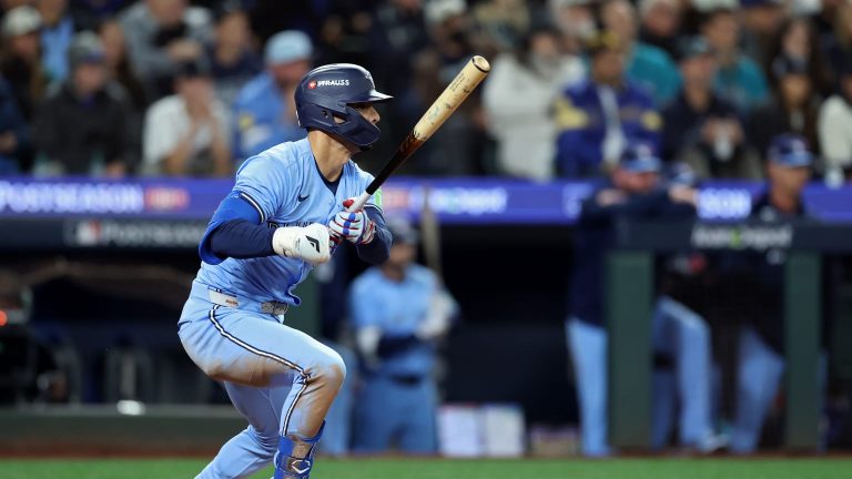 Andres-Gimenez-pega-un-sencillo-de-dos-carreras-1