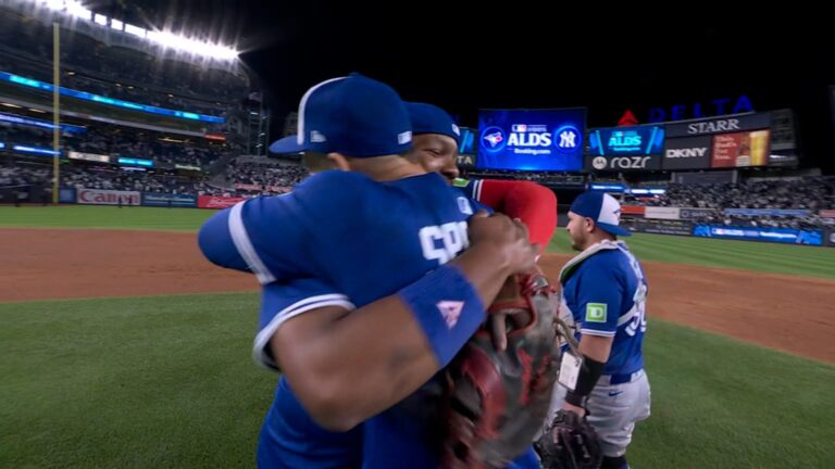 Azulejos-derrotan-a-Yankees-y-avanzan-08102025