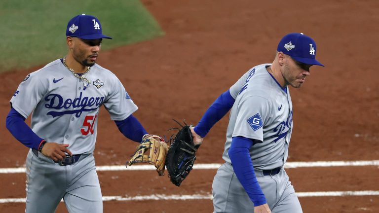 Betts-fildea-la-pelota-deslizandose-y-saca-el-out-