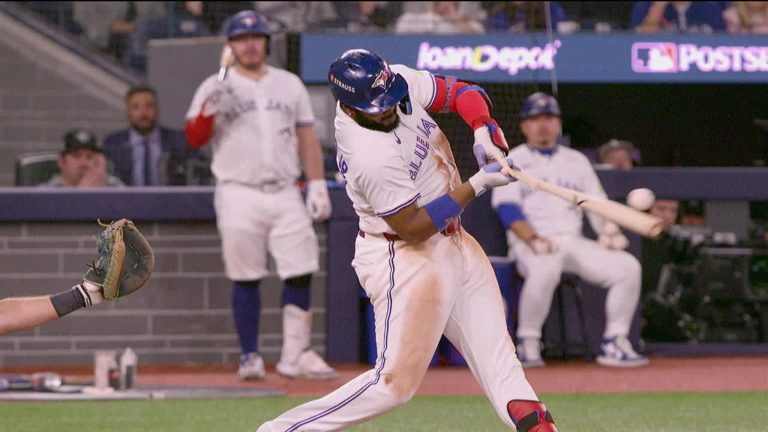 Bola-pega-3-veces-en-bate-roto-de-Vlad-Jr
