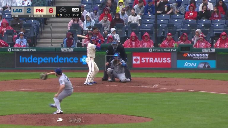 Bryson-Stott-batea-elevado-de-out-a-jardinero-izqu