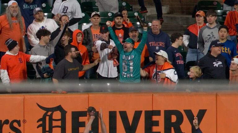 Cal-Raleigh-impulsa-dos-con-jonron-en-el-9no-0710