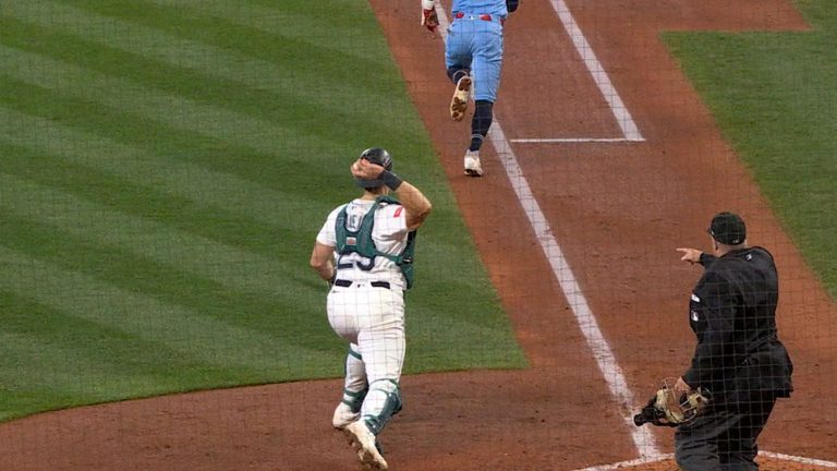 Cal-Raleigh-inicia-un-doble-play-para-salir-de-apu