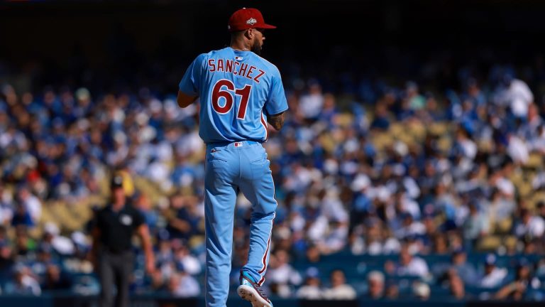 Cristopher-Sanchez-poncha-a-5-en-Juego-4-de-la-SDL