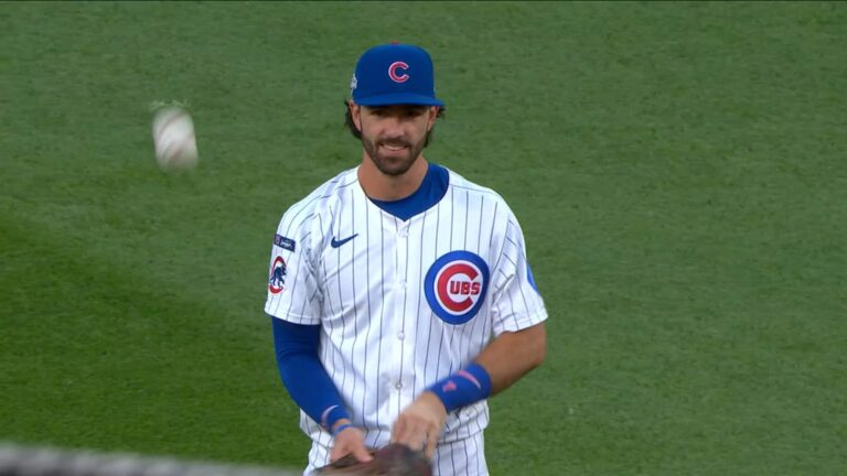 Dansby-Swanson-se-desliza-para-iniciar-un-gran-out