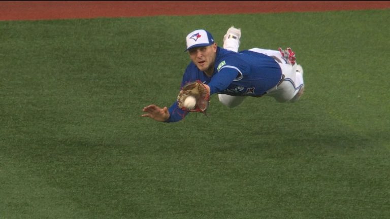 Daulton-Varsho-hace-una-gran-atrapada-13102025