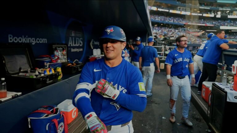 Daulton-Varsho-pega-4-hits-ante-los-Yankees-05102