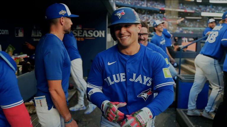 Daulton-Varsho-pega-su-segundo-jonron-del-juego-0