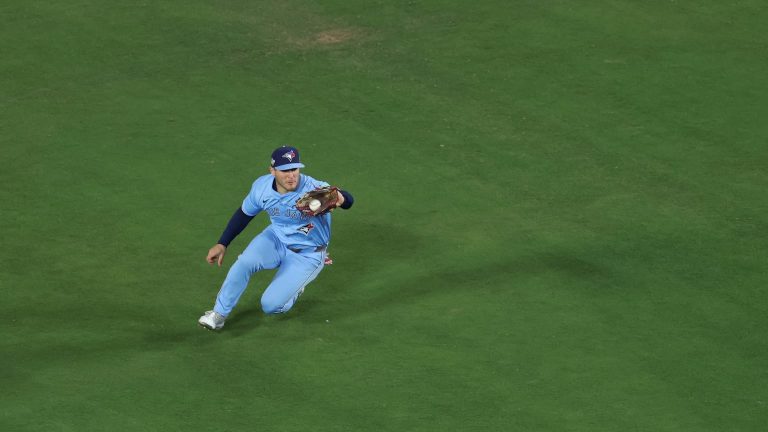 Daulton-Varsho-se-desliza-y-captura-28102025