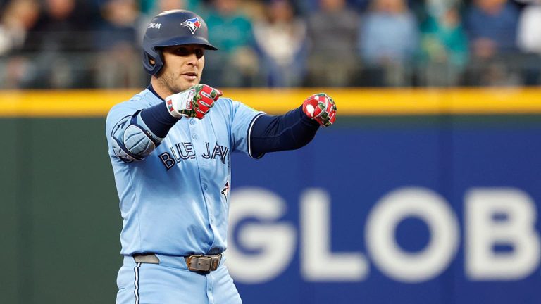 Daulton-Varsho-trae-dos-con-doble-en-el-3ro-15102