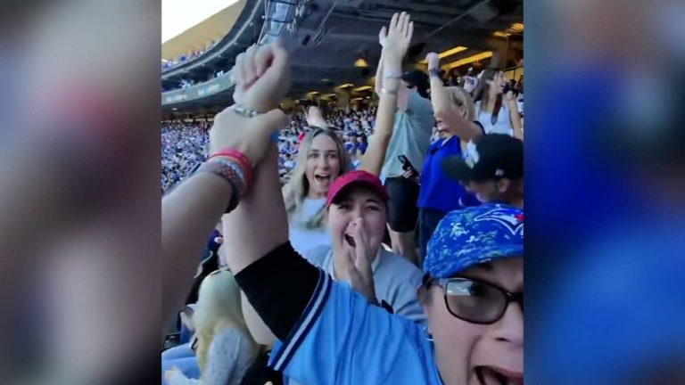 El-papa-de-Davis-Schneider-filma-su-HR-en-la-SM-2